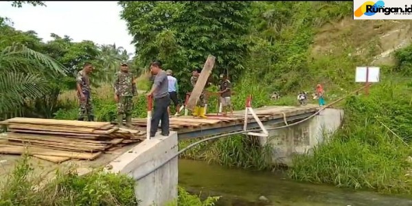 Atasi Kesulitan Warga, Prajurit TNI di Gorontalo Perbaiki Jembatan Penghubung Desa Bontula Kabupaten Gorontalo