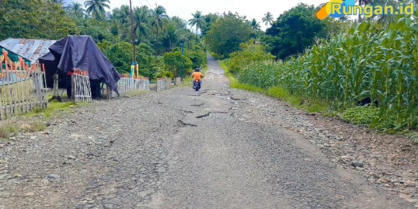 Jalan Di Desa Talumopatu Sudah Puluhan Tahun Rusak Parah.