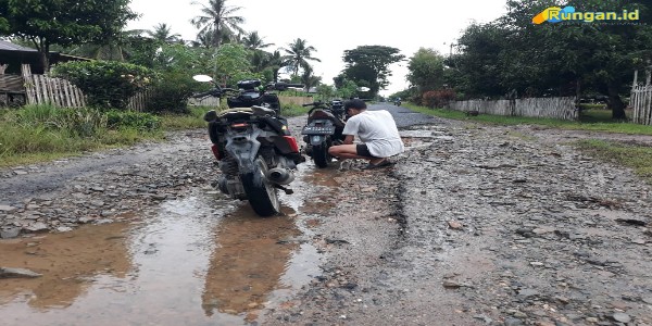 Kubangan Air Di Jalan Rusak Desa Talumopatu Jadi Tempat Cuci Motor